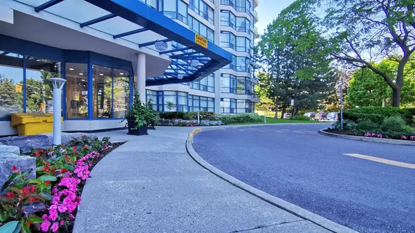 1 Clark AVE W #202, Vaughan, ON L4J 7Y6