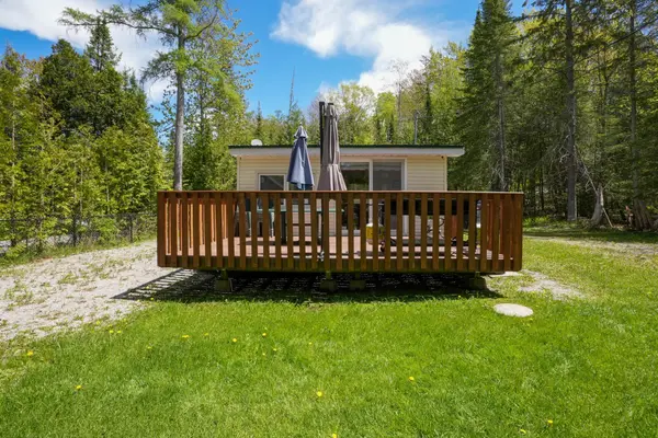 8 Buttercup LN, Springwater, ON L0L 1P0