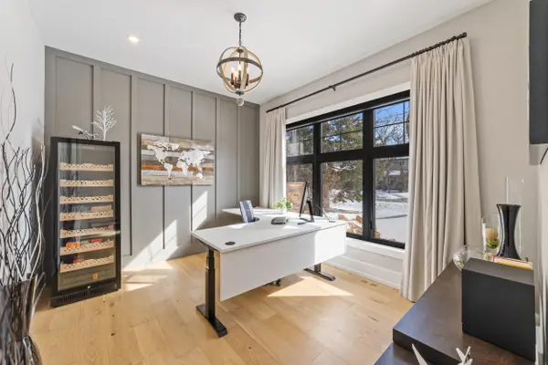 2057 Salvator BLVD, Oakville, ON L6L 1M9