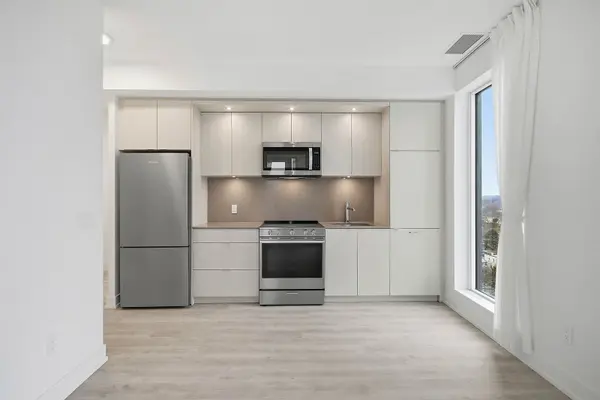 25 Cordova AVE #1204, Toronto W08, ON M9A 0E5