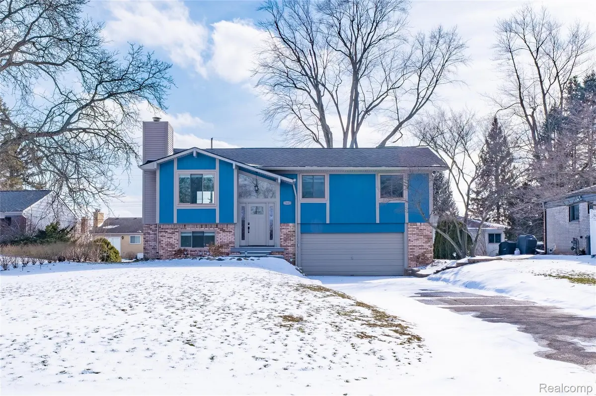 7663 Pleasant Manor DR, Waterford Charter Township, MI 48327