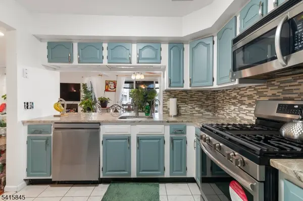 15 Boulder Run Rd, Paterson City, NJ 07501