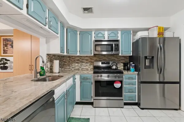 15 Boulder Run Rd, Paterson City, NJ 07501