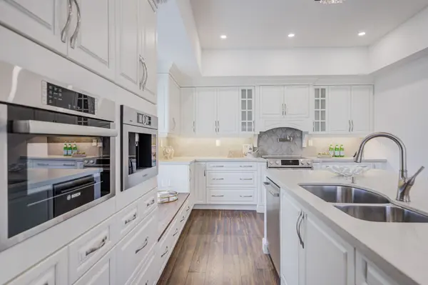 27 Denlow BLVD, Toronto C13, ON M3B 1P5