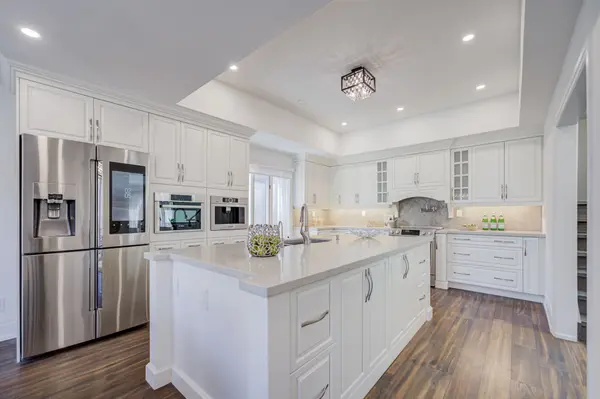 27 Denlow BLVD, Toronto C13, ON M3B 1P5