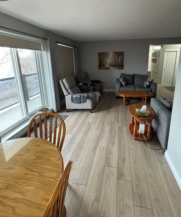 131 Taunton RD E #402, Oshawa, ON L1G 3T8