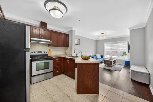 112 Simcoe RD #214, Bradford West Gwillimbury, ON L3Z 1Y2