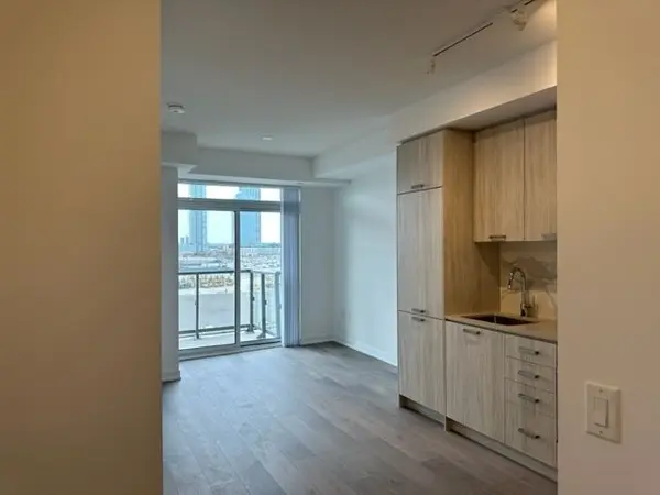 38 Honeycrisp CRES #822, Vaughan, ON L4K 0M8