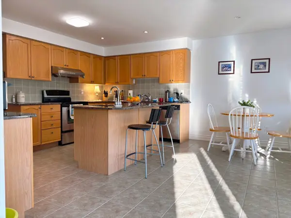 796 Alliance CT, Mississauga, ON L5V 3C4