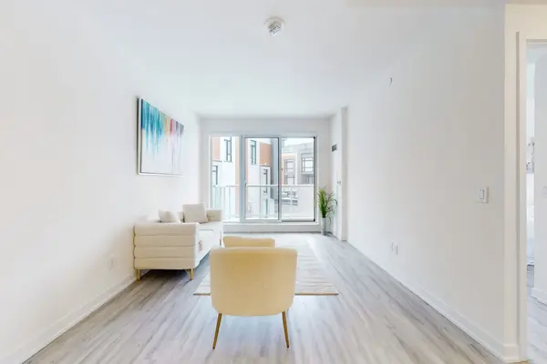 6 David Eyer RD #212, Richmond Hill, ON L4S 0N5