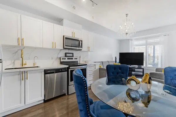 630 Rogers RD #21, Toronto W03, ON M6M 0B4