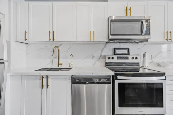 630 Rogers RD #21, Toronto W03, ON M6M 0B4