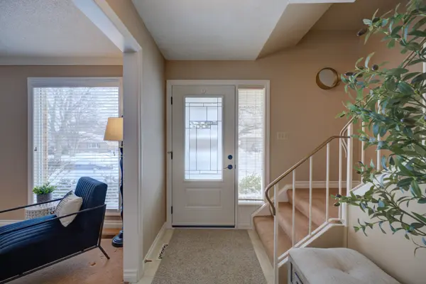 8 Wildflower LN, Brantford, ON N3R 6B4