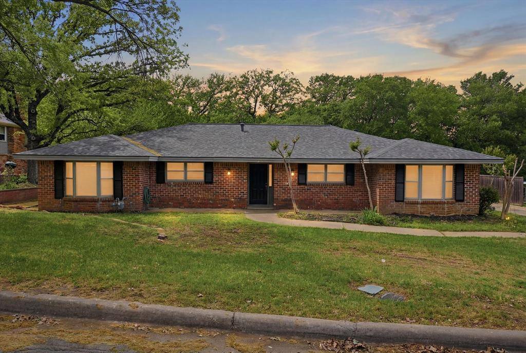 1200 Woodridge Circle, Euless, TX 76040