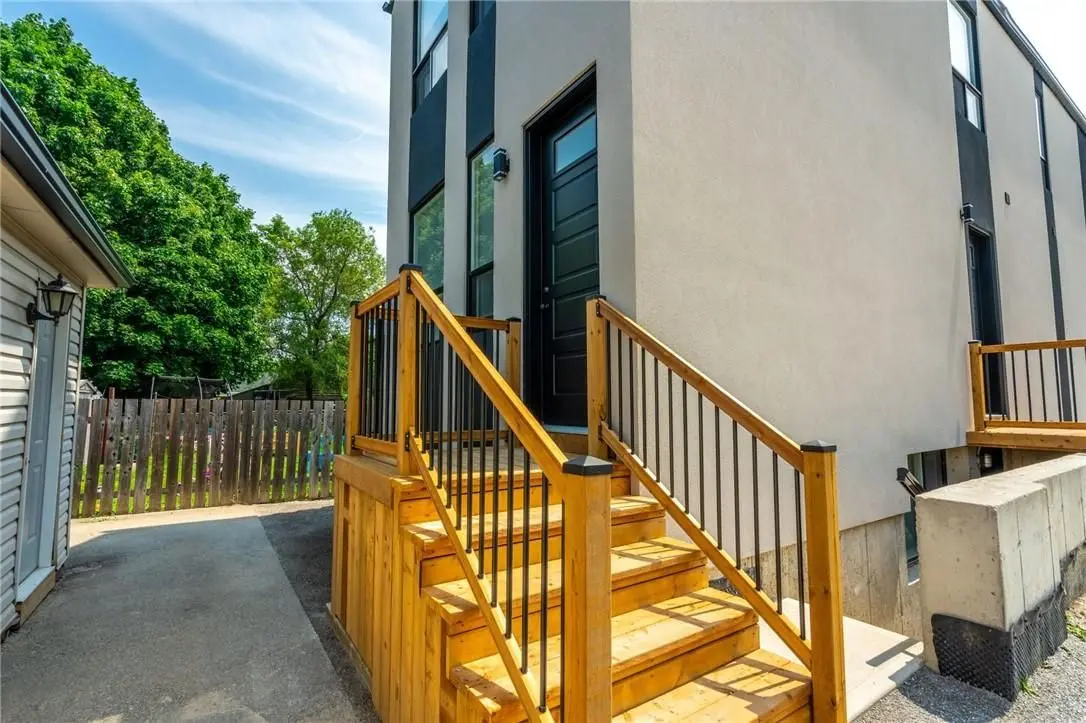 9 MUNN ST #A, Hamilton, ON L8V 1J8