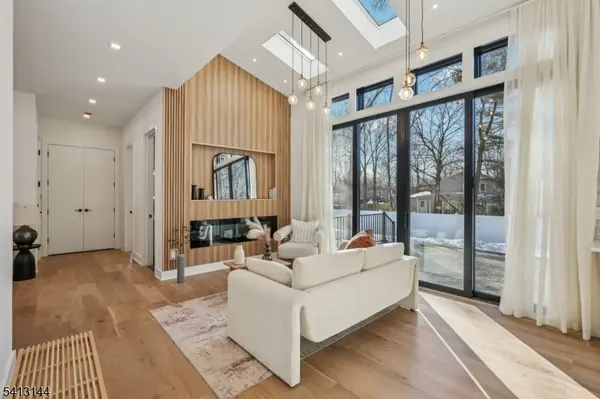 39 Billingsley Dr, Livingston Twp., NJ 07039