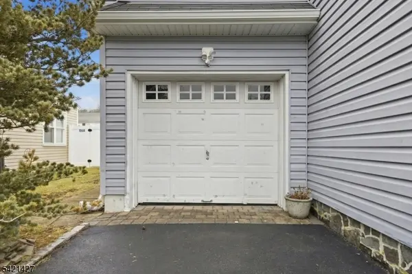 39 Center St, Pompton Lakes Boro, NJ 07442