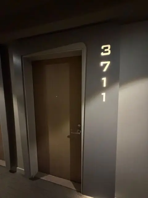 1 Bloor ST E #3711, Toronto C08, ON M4W 1A9