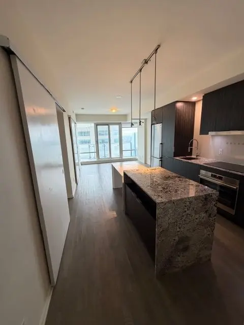 1 Bloor ST E #3711, Toronto C08, ON M4W 1A9