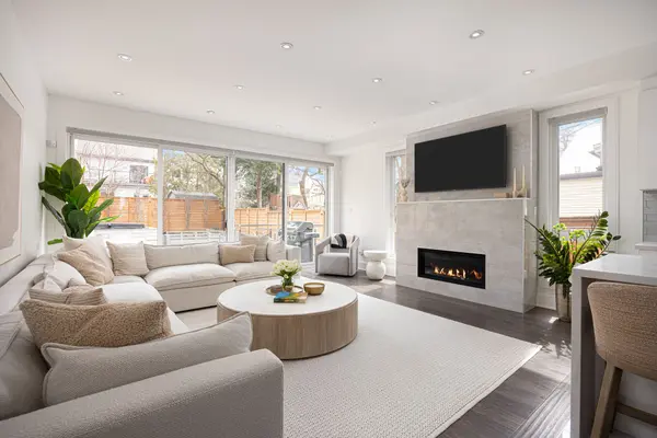 105 Kenilworth AVE, Toronto E02, ON M4L 3S4