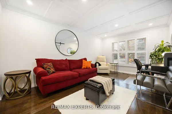 93 Stiver DR, Newmarket, ON L3Y 7W2