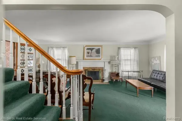 1883 Lochmoor BLVD, Grosse Pointe Woods, MI 48236