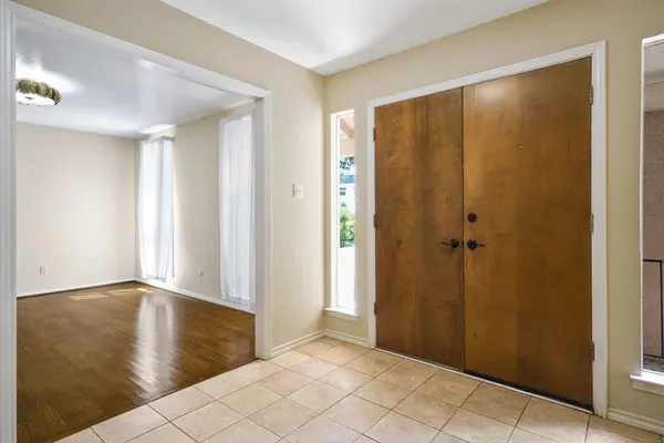 2901 N Sunbeck Circle, Farmers Branch, TX 75234