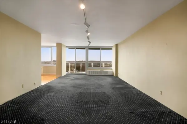 1 Claridge Dr #523, Verona Twp., NJ 07044