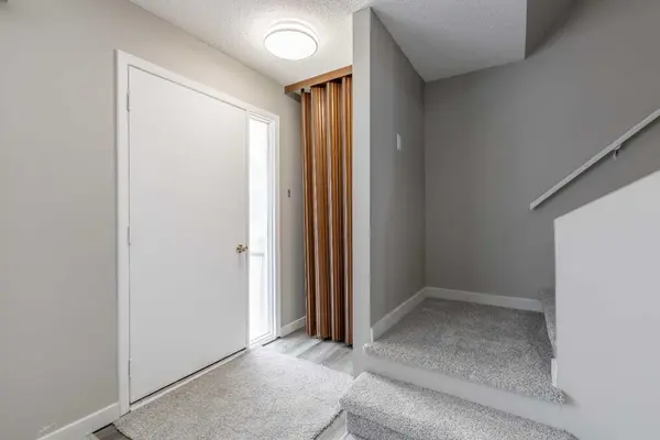 2102 13 ST N, Lethbridge, AB T1H 2V5