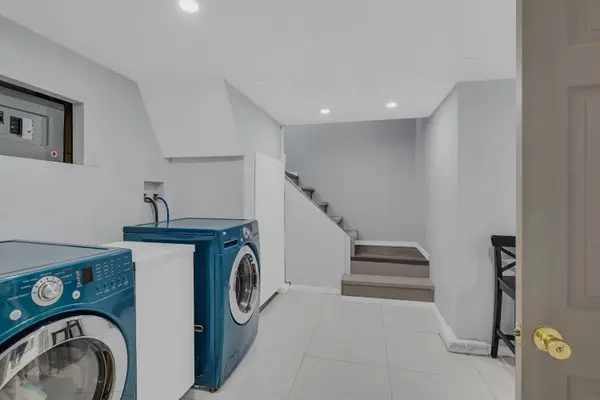 25 Bailey CRES, Aurora, ON L4G 2B2