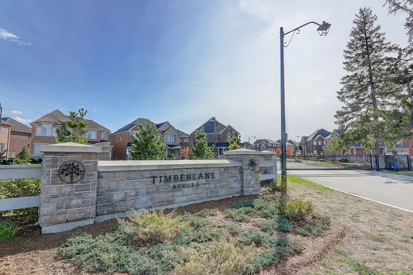 6 Ken Sinclair CRES, Aurora, ON L4G 3J1