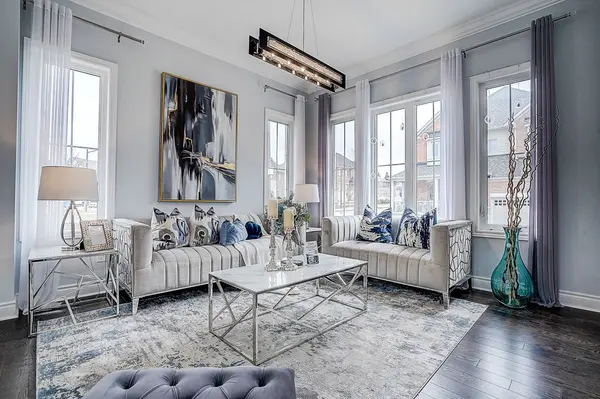 6 Ken Sinclair CRES, Aurora, ON L4G 3J1