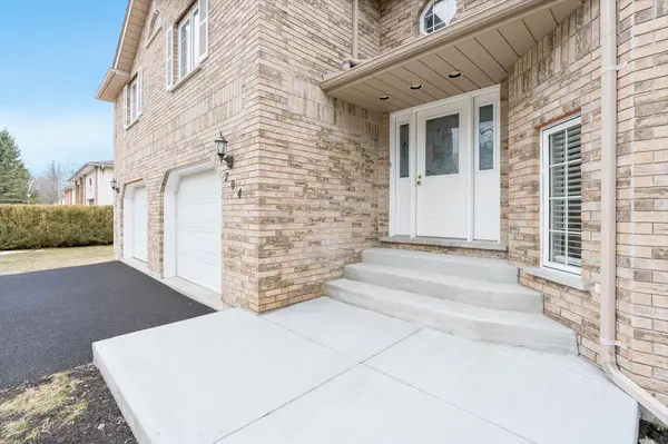 704 Trinity ST, Innisfil, ON L9S 2G8