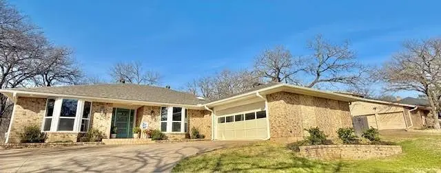 2805 Burlwood Drive, Dalworthington Gardens, TX 76016