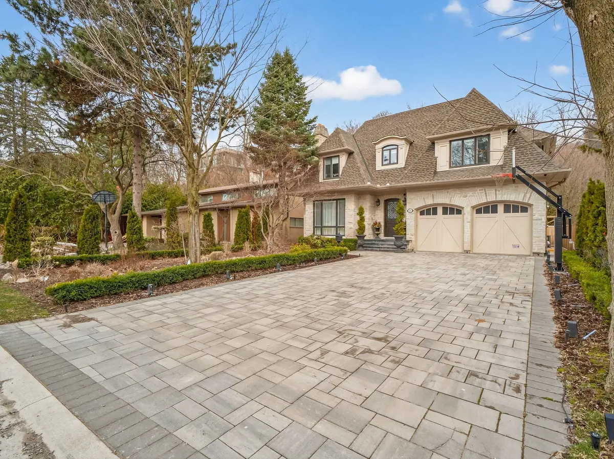 18 Brookfield RD, Toronto C12, ON M2P 1A9