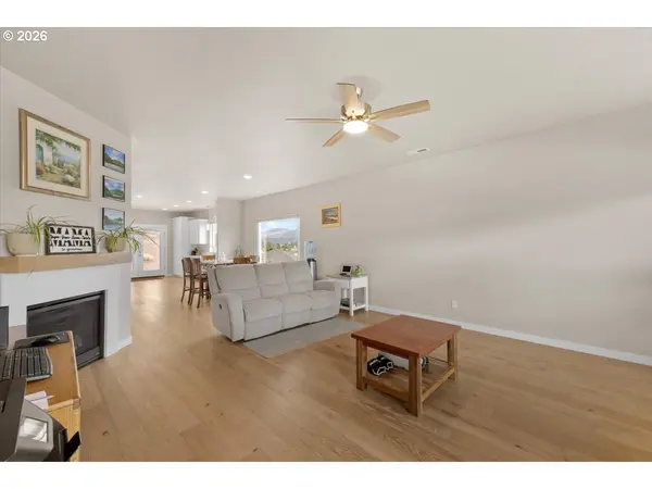 816 PEBBLE CREEK ST, Sutherlin, OR 97479