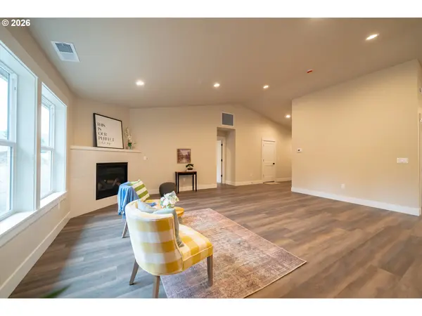 950 6TH ST, Lyons, OR 97358