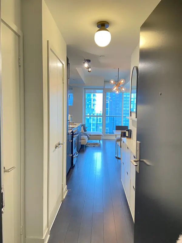 290 Adelaide ST W #1902, Toronto C01, ON M5V 0P3