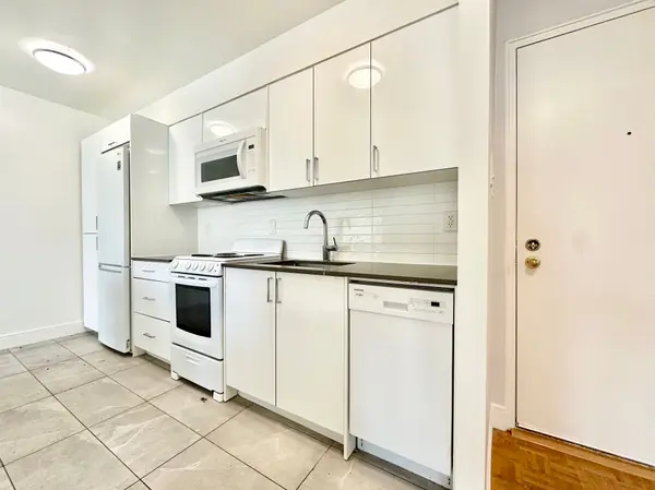 990 Avenue RD #108, Toronto C03, ON M5P 2K8