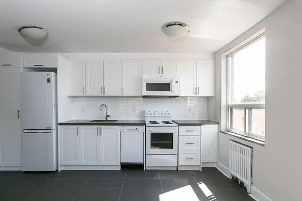 990 Avenue RD #401, Toronto C03, ON M5P 2K8