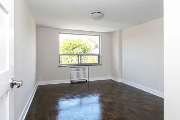 990 Avenue RD #401, Toronto C03, ON M5P 2K8