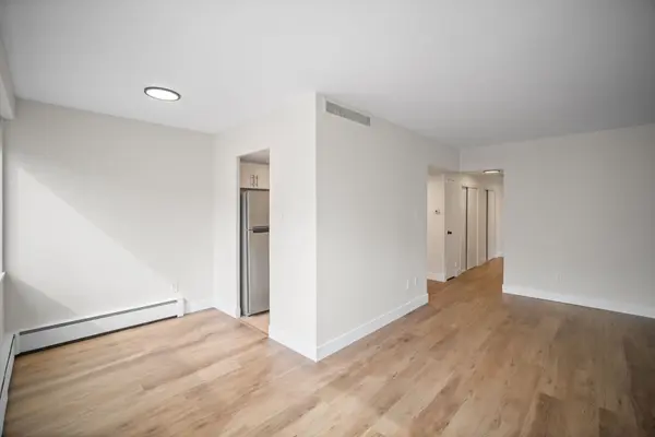 250 St Clair AVE W #303, Toronto C02, ON M4V 1R6