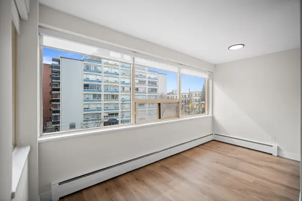 250 St Clair AVE W #303, Toronto C02, ON M4V 1R6