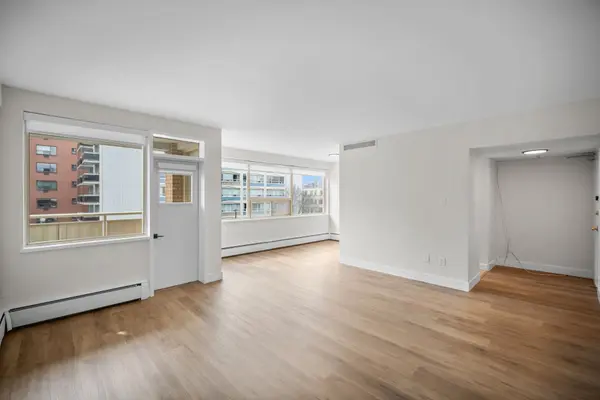 250 St Clair AVE W #303, Toronto C02, ON M4V 1R6