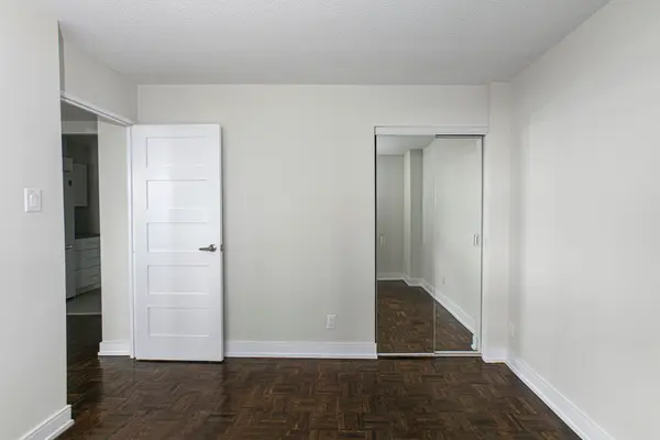 33 Isabella ST #610, Toronto C08, ON M4Y 2P7