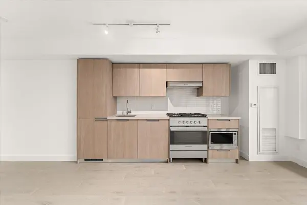 160 Kingsway CRES #219, Toronto W08, ON M8X 0B5