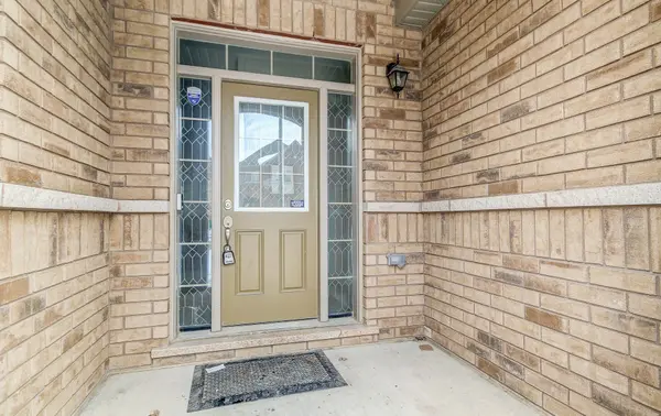 30 Davenfield CIR, Brampton, ON L6P 4M2