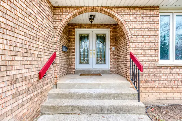 2591 Robin DR, Mississauga, ON L5K 2G2