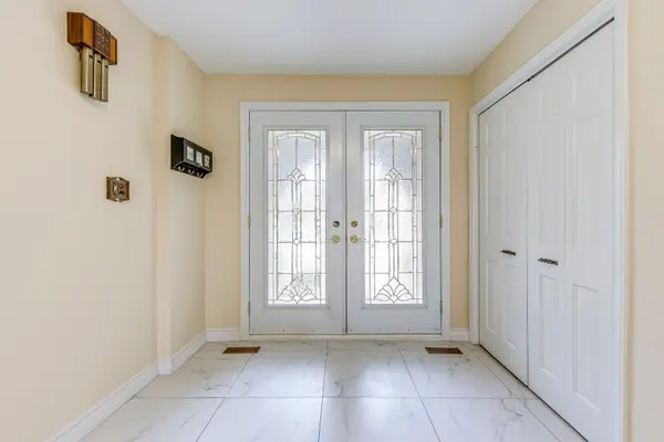 2591 Robin DR, Mississauga, ON L5K 2G2