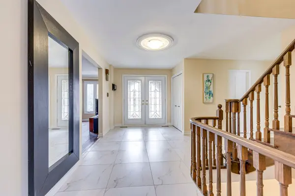 2591 Robin DR, Mississauga, ON L5K 2G2